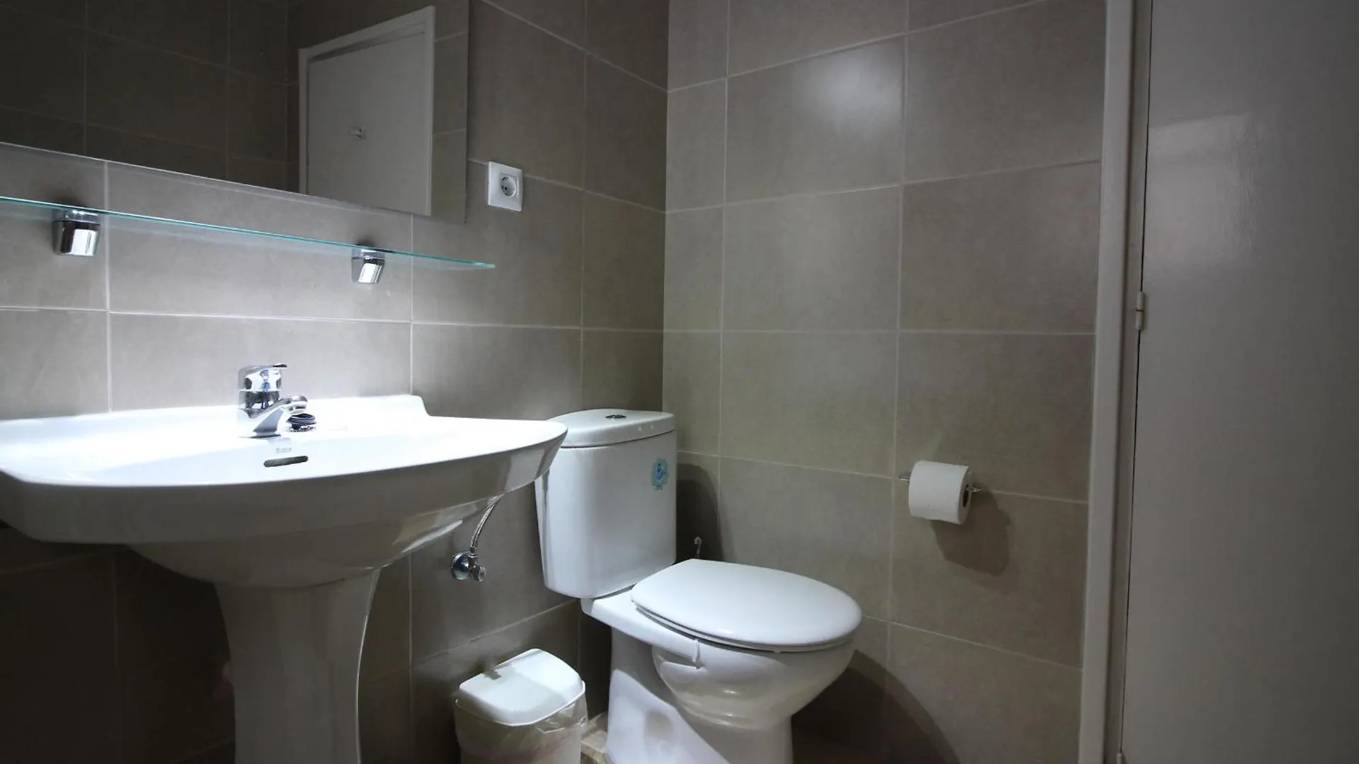 Appartamento Apartamento Centrico En Roses, A 300M De La Playa, Con Terraza Solarium Y Wifi. - Es-228-97